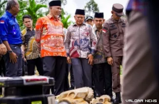 Gubernur Sumbar, Mahyeldi meninjau peralatan yang digunakan PT Medco Power Indonesia untuk melakukan penggalian sumber panas bumi milik PT Medco Power Indonesia di Kabupaten Pasaman Barat, Kamis. (humas)