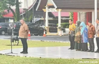 Asisten Administrasi Umum Setdaprov Sumbar, Medi Iswandi memimpin apel pagi pegawai Setdaprov Sumatera Barat di halaman kantor gubernur Sumbar, Kamis. (humas)