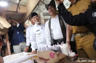 Menteri Pertanian, Amran Sulaiman meninjau harga beras di Pasar Lubuk Buaya, Kota Padang, Selasa. Kunjungan kerja Mentan ke Padang ini, didampingi Gubernur Sumbar, Mahyeldi dan jajaran. (humas)