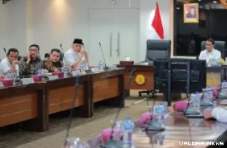 Menteri Pertanian, Amran Sulaiman memberikan arahan pada Gubernur Sumbar, Mahyeldi bersama sejumlah pimpinan OPD dan kepala daerah di Sumbar, di ruang rapat menteri, Rabu. (humas)