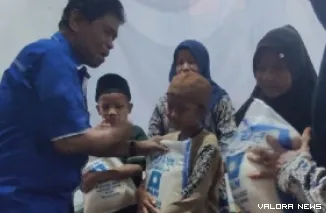 Anggota Fraksi PAN DPRD Padang, Jupri menyerahkan beras seberat 5 Kg pada anak panti binaan yBAS, di Sekretariat yBAS, Perum Mitra Utama 2, Kelurahan Banuaran Nan XX, Senin. (humas)