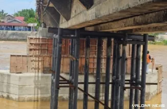 Jembatan Sungai Rokan di Kecamatan Ujung Batu, mengalami kemiringan cukup parah sehingga harus diperbaiki. Dengan perbaikan ini, jembatan ini tak bisa dilalui hingga 9 Oktober 2025. (humas)