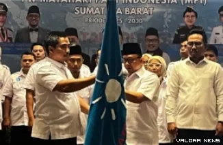Ketua Dewan Pertimbangan Pengurus Besar (PB) MPI, Dahnil Anzar Simanjuntak menyerahkan pataka MPI pada Muhayatul, usai pelantikan di Padang, Sabtu. (istimewa)