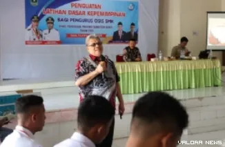 Ketua DPRD Sumbar, Muhidi berbagi pengalaman dengan pengurus OSIS di Kota Solok dan Kapaten Solok, disela kegiatan Latihan Dasar Kepemimpinan (LDK) di SMK Negeri 1 Kota Solok, Rabu. (humas)