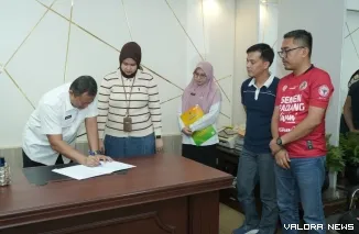 Mursalim menandatangani berita acara dokumen administratif serta aset yang menjadi tanggung jawab jabatan Kepala Biro Adpim pada kegiatan Sertijab, Rabu. (humas)