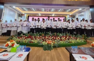 Ketua PKS Sumbar, Ulyadi foto bersama dengan Mulyadi Muslim (Ketua PKS Padang) serta jajaran pengurus, usai pelantikan yang digelar pada arena Musda VI yang digelar di Ballroom PKS Sumbar, Ahad. (humas)