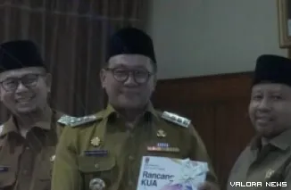 Wako Bukittinggi, Ramlan Nurmatias serahkan nota pengantar RAPBD Tahun 2025 pada Ketua DPRD, Syaiful Efendi dalam sidang paripurna, Senin. (hamriadi)