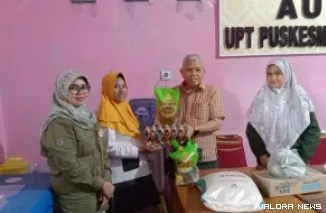 Anggota DPRD Sumbar, Nurfirmanwansyah serahkan bantuan rawan pangan pada warga di Puskesmas Pauh Duo, Rabu. (humas)