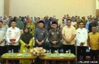 Anggota Fraksi PKS DPRD Sumbar, Nurna Eva Karmila bersama Ibnu Azis (Wawako Bukittinggi), Al Amin (Kabiro Kesra Sumbar), foto bersama usai pembukaan pelatihan dai/daiyah di Bukittinggi, Jumat. (hamriadi)