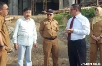 Wali Kota Bukittinggi, H Ramlan Nurmatias dan jajaran, tinjau pengerjaana pembangunan ulang SDN 08 Campago Ipuah, Selasa. (humas)