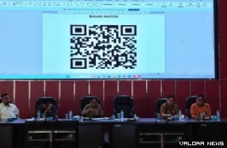 Kepala Bagian Perekonomian Setda Padang, Indra Noveri bersama Asisten Direktur Senior OJK Sumatera Barat, Rifki Ramadansyah  dan jajaran, saat menggelar Rapat Koordinasi di Balai Kota Padang, Selasa, (veby rikiyanto)