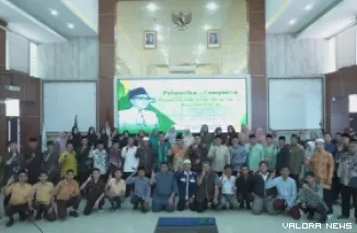 Wakil Wali Kota Bukittinggi, Ibnu Azis foto bersama dengan pengurus DDII se-Kota Bukittinggi usai pelantikan pengurus di Aula Balai Kota, Sabtu. (humas)