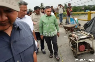 Gubernur Riau, Abdul Wahid meninjau pengerjaan perbaikan Jembatan Sungai Rokan di Kabupaten Rokan Hulu, Sabtu. (humas)