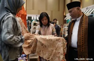 Deputi Gubernur Bank Indonesia, Filianingsih Hendarta, Bersama Gubernur Sumatera Barat Mahyeldi Ansharullah Saat Mengunjungi Salah Satu Gerai UMKM pada Gelaran Sumatera Barat Creative Economy Festival (SCF) 2025 (*)
