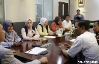 Anggota Komisi V DPRD Sumatera Barat, Salamat Simamora berdialog dengan rombongan Komisi IV DPRD Bengkulu, di Ruang Pertemuan Komisi V DPRD Sumbar, Kamis. (humas)