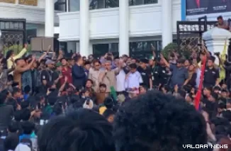 Ketua DPRD Sumbar, Muhidi bersama unsur pimpinan dewan dan fraksi, berdialog dengan berbagai elemen masyarakat dalam aksi demonstrasi, Senin. (humas)