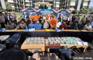Kapolda Sumbar Irjen Pol Gatot Tri Suryanta Menunjukkan Barang Bukti Narkoba, Saat Menggelar Konferensi Pers di Mapolda Sumbar, Rabu (17/9/2025)