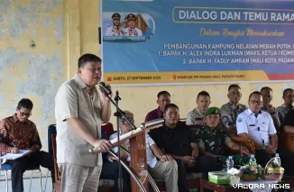 Wakil Ketua Komisi IV DPR RI, Alex Indra Lukman memberikan sambutan pada dialog dan temu ramah dalam rangka menyukseskan pembangunan Kampung Nelayan Merah Putih (KNMP) di Kota Padang, Sabtu pagi. (humas)