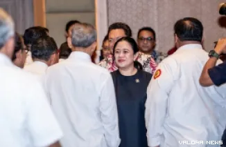 Ketua DPR RI, Puan Maharani menerima audensi KSPI dan KSPSI ditengah aksi demo buruh di gedung parlemen, Senin. (humas)
