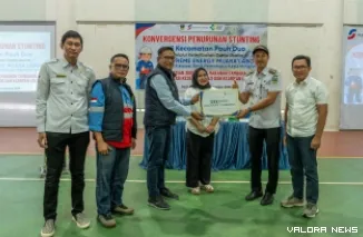 Pemberian simbolis paket tambahan untuk penurunan stunting oleh PT SEML kepada masyarakat penerima