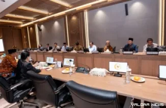 Ketua DPR RI, Puan Maharani didampingi Wakil Ketua DPR, Cucun Ahmad Syamsurijal berdialog dengan tokoh masyarakat yang tergabung dalam Majelis Mujadalah Kiai Kampung, di Jakarta, Rabu. (humas)