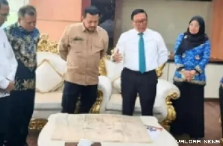 Wako Bukittinggi, Ramlan Nurmatias perlihatkan peta dan toponimi Bukittinggi terbitan tahun 1972 pada Direktur Toponimi dan Batas Daerah serta Tim Penegasan Batas Daerah Provinsi Sumatera Barat di Balai Kota Bukittinggi, Rabu. (humas)