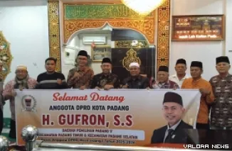 Anggota Fraksi PKS DPRD Padang, Gufron foto bersama jemaah Masjid Mukminin Alang Laweh usai kegiatan reses masa sidang I tahun 2025/2026, Jumat malam. (humas)