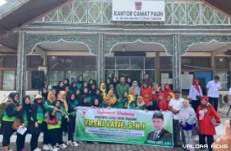 Ketua Fraksi PKB DPRD Padang, Yusri Latif foto bersama dengan warga kecamatan Pauh, usai agenda reses masa sidang I tahun 2025/2026 di kantor camat Pauh, Selasa. (humas)
