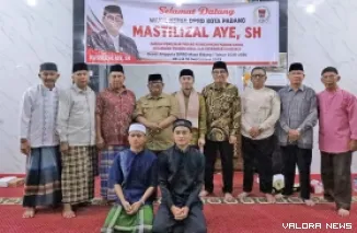 Wakil Ketua DPRD Padang, Mastilizal Aye serap aspirasi warga pada kegiatan Reses Masa Sidang I Tahun 2025--2026 di Masjid Baiturrahim, Jalan Limau Manih No. 10, Kampung Lapai, Kecamatan Nanggalo, Selasa malam. (humas)