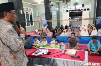 Ketua Komisi I DPRD Padang, Usmardi Thareb berdialog dengan jemaah Masjid Raya Thamar Al-Muthaqin pada agenda reses masa sidang I tahun 2025/2026, Selasa. (humas)