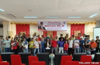 Wakil Ketua DPRD Padang, Mastilizal Aye foto bersama usai berdialog dengan pelatih SSB pada agenda reses masa sidang I tahun 2025/2026 di aula kantor camat Nanggalo, Ahad. (humas)