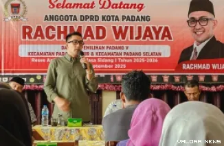 Anggota DPRD Padang, Rachmad Wijaya menggelar reses bersama warga Teluk Bayur, Jumat. (humas)