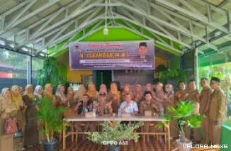 Ketua Komisi IV DPRD Padang, Iskandar foto bersama dengan kepala sekolah di Kecamatan Kuranji, usai kegiatan reses masa sidang I tahun 2025/2026 di Cafe Literasi, Kelurahan Ampang, Kecamatan Kuranji, Senin. (humas)