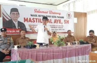 Wakil Ketua DPRD Padang, Mastilizal Aye menyerap aspirasi kepala sekolah, majelis guru serta sejumlah perwakilan komite dan siswa pada agenda reses masa sidang I tahun 2025/2026 di SMPN 40 Padang, Senin. (humas)