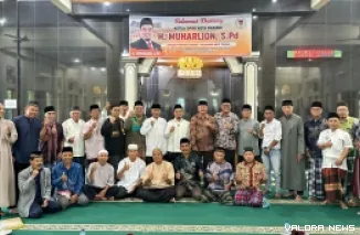 Ketua DPRD Padang, Muharlion foto bersama dengan jemaah subuh Masjid Masjid Al Manar, Jumat pagi. Pada momen itu,juga digelar Subuh Mubarokah sekaligus melaksanakan Reses Masa Sidang I Tahun 2025-2026. (humas)