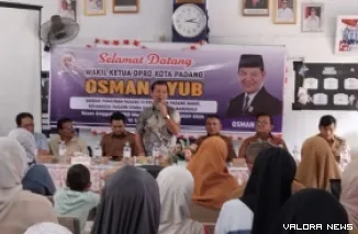 Wakil Ketua DPRD Padang, Osman Ayub serap aspirasi wali murid, guru, kepala sekolah serta alumni SMPN 4 Padang pada reses masa sidang I tahun 2025-2026, Senin. (humas)