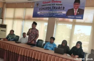 Ketua Komisi I DPRD Padang, Usmardi Thareb berdialog dengan warga di kantor kecamatan Kuranji, dalam kegiatan reses masa sidang I tahun 2025/2026, Selasa. (humas)