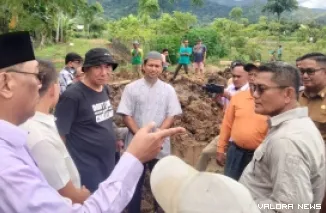 Ketua Komisi 1 DPRD Padang, Usmardi Thareb meninjau lokasi rencana pembanguan RKB SMAN 17 Padang di Palarik, Kelurahan Aia Pacah, Senin. (humas)