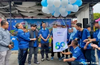 Wakil Wali Kota Bukittinggi, Ibnu Azis, melepas balon tanda dimulainya event RRI Fest 2025, di halaman RRI Bukittinggi, Ahad. (humas)