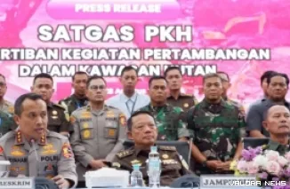 Ketua Pelaksana Satgas PKH, Febrie Adriansyah didampingi perwakilan Polri dan TNI beserta jajaran, berikan keterangan pada wartawan, terkait pengembalian hutan negara yang dikuasai secara ilegal, Jumat. (humas)