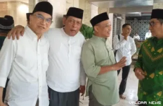 Ketua Syarikat Islam (SI) Bukittinggi, Tuanku Rismaidi foto bersama sejumlah tokoh SI, usai menghadiri seminar Nasional 100 Tahun Pahlawan Nasional Haji Agus Salim, Jumat. (humas)