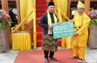 Gubernur Riau, Abdul Wahid serahkan secara simbolis bantuan CSR untuk majelis suluk tarekat di Kelurahan Kota Lama, Kecamatan Kunto Darussalam, Kabupaten Rokan Hulu, Sabtu. (humas)