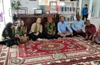 Tim Penilai dari Perpustakaan Nasional melakukan visitasi ke TBM Taman Ilmu H Abdul Moeis Hj Syamsiar di Nagari Paninjauan, Kecamatan X Koto Diatas, Kabupaten Solok, Sumatera Barat. (oktria tirta)
