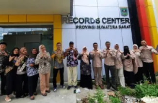 Kepala Biro Umum Setdaprov Sumbar, Edi Dharma beserta jajaran, di gedung Record Center Sekretariat Daerah Sumbar, di Jalan Taman Siswa, Kota Padang. (humas)