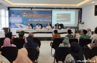 Direktur Integrasi Data Kependudukan Nasional Ditjen Dukcapil, Dr. Handayani Ningrum, S.E., M.Si.,(baju pink) Saat Memberikan Sosialisasi IKD di Aula Kecamatan Padang Barat, Rabu (10/9/2025)