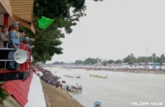 Kepala Dinas Pariwisata Riau, Roni Rakhmat saat menyaksikan pacu jalur di Tapian Narosa, Kuantan Singingi. (humas)