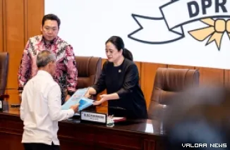 Ketua DPR RI, Puan Maharani menerima aspirasi yang disampaikan KSIP dan KSPSI pada dialog yang digelar disela aksi buruh di gedung parlemen itu, Senin. (humas)