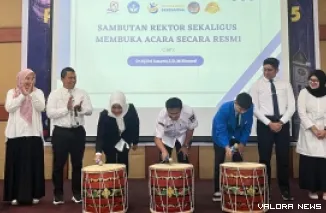 Sekdako Bukittinggi, Rismal Hadi didampingi Rektor UPN Bukittinggi, Evi Susanti memukul gendang tanda dimulainya kegiatan PKKMB di Aula Perpustakaan Proklamator Bung Hatta, Rabu. (hamriadi)