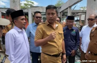 Wagub Sumbar, Vasko Ruseimy meninjau kondisi Pasar Payakumbuh yang terbakar beberapa waktu lalu, Senin. (humas)