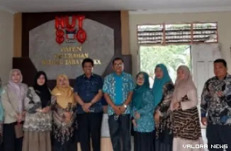 Wakil Ketua DPRD Padang, Jupri foto bersama dengan Masrul, Lurah Batuang Taba Nan XX Kecamatan Lubeg, beserta jajaran, Kamis. (humas)